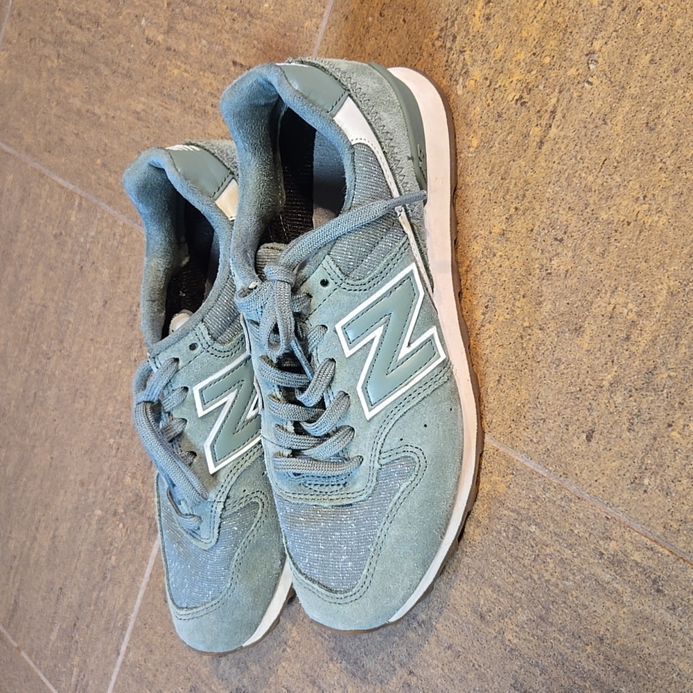 Women's New Balance 696 Sneakers-- green, size 6.5